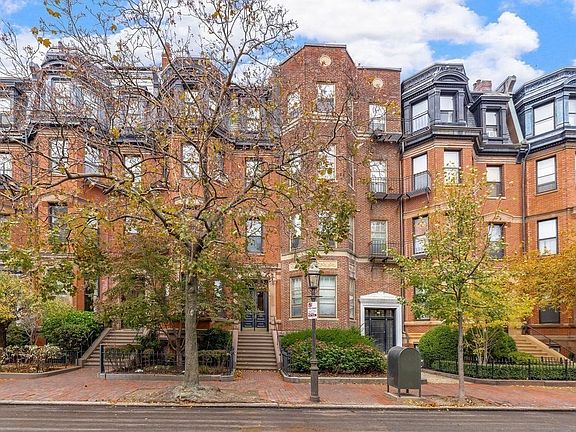 3rd image of 127 Marlborough St APT 3