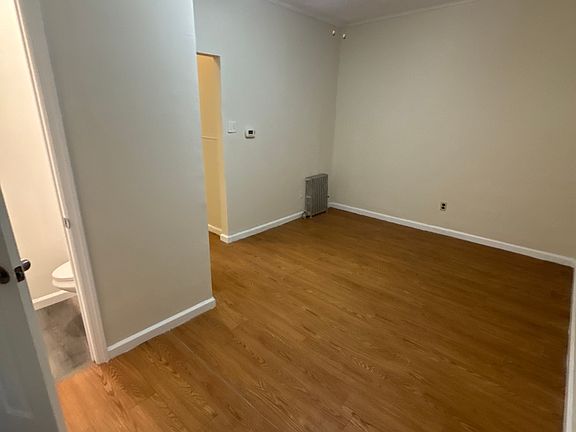 3rd image of 124 Mallory Ave #1F