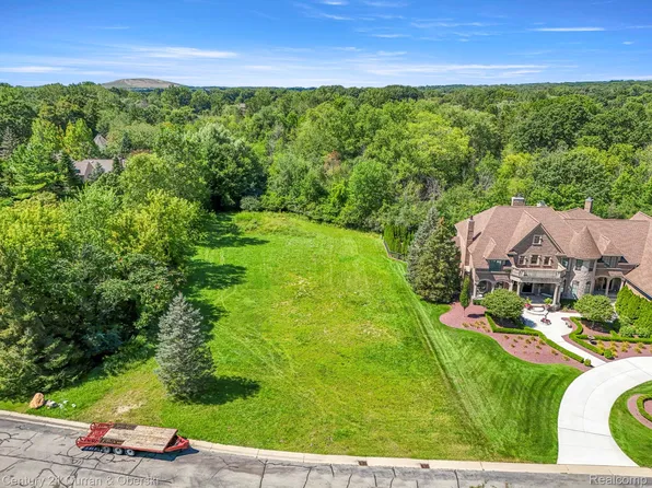 18197 Shelley Pond Ct, Northville, MI 48168