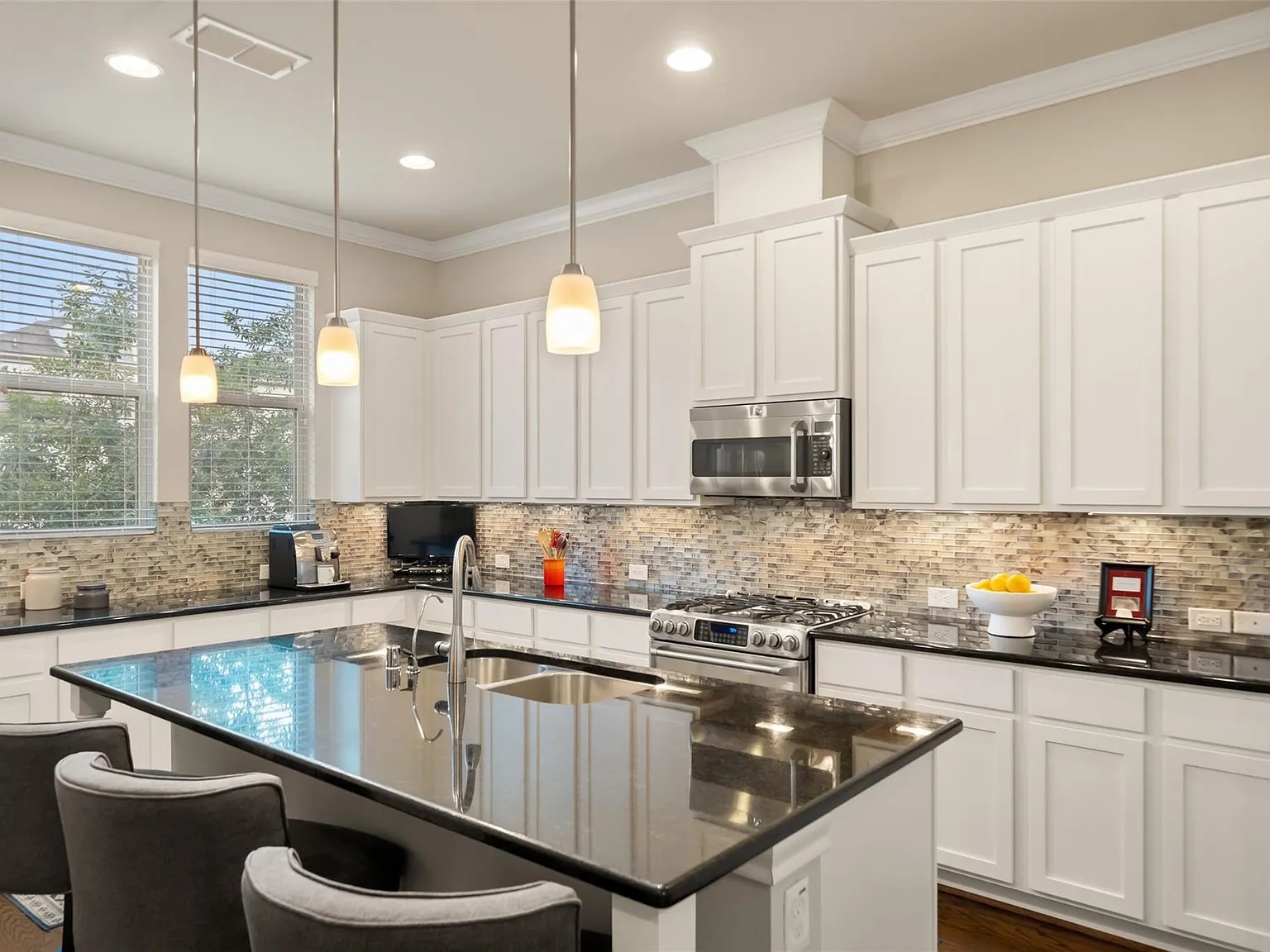 3 bed, 3.5 bath, 2251 sqft, $3,200 — Photo 4