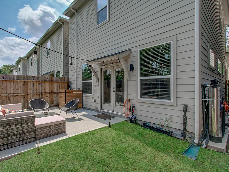 970 Highland Sound Ln — Photo 25