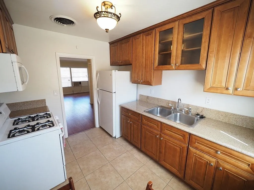 Building Photo - 11729 Riverside Dr #5