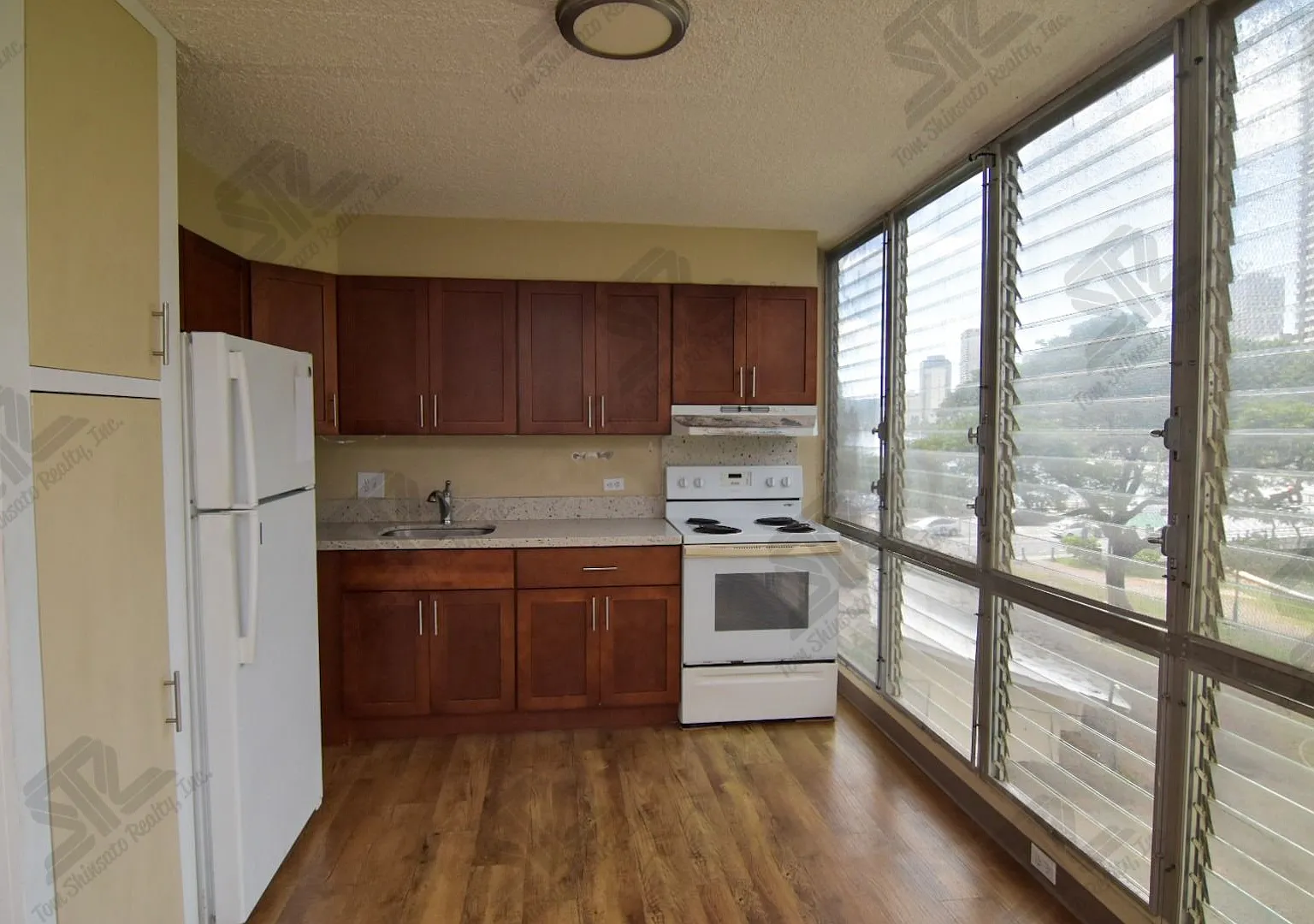 2 Bedroom with 1 Parking in McCully — Photo 3