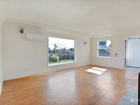 Spacious living room with Mount Rainier view!>