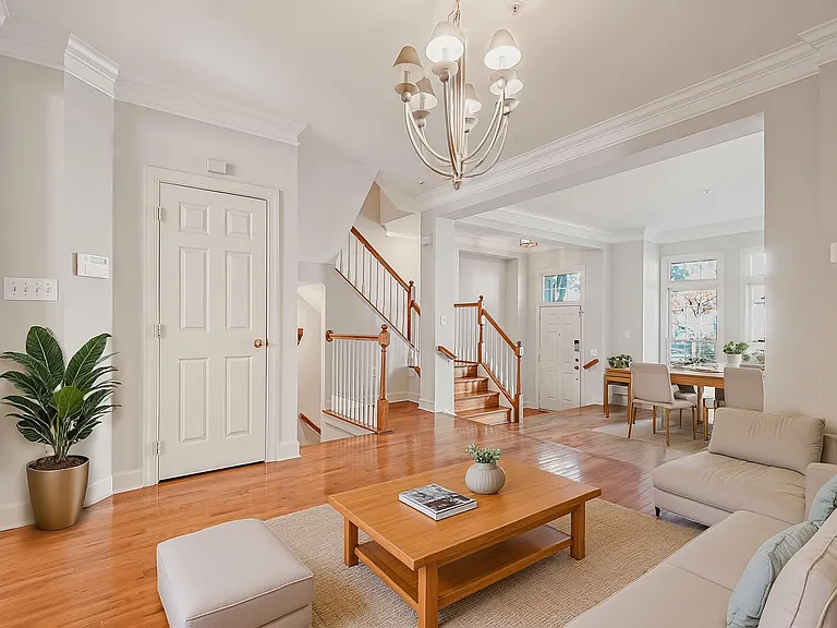 1022 Crestfield Dr — Photo 3