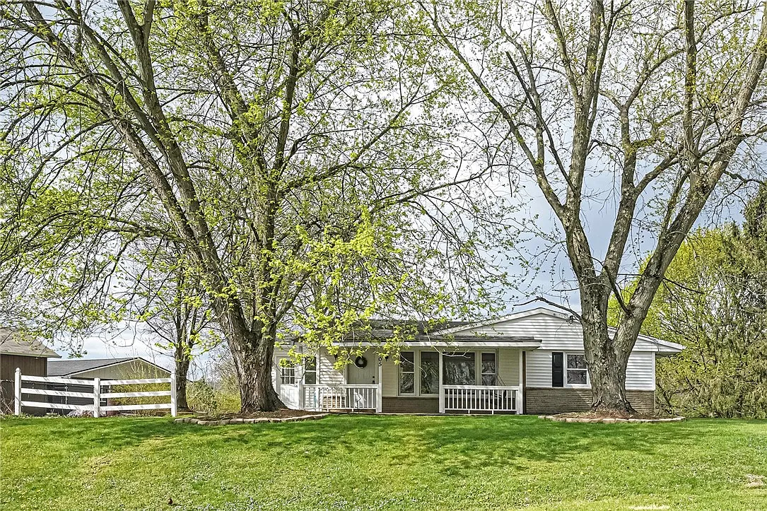 105 Fairlane Dr photo 1