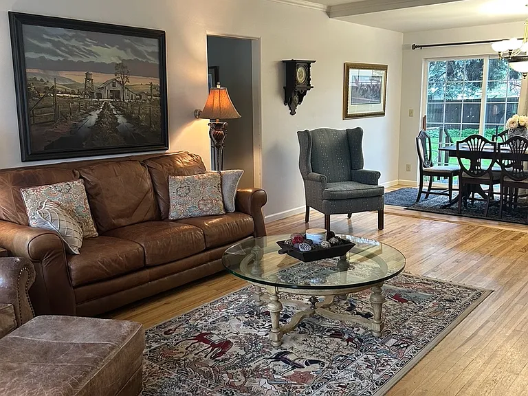 1011 Bryant Ave — Photo 3