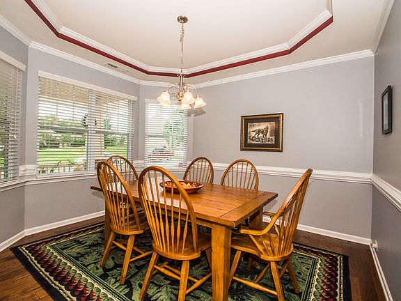 Dine in style tray ceiling.