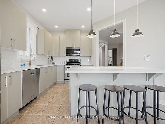 4th image of 100 Southlake Blvd
