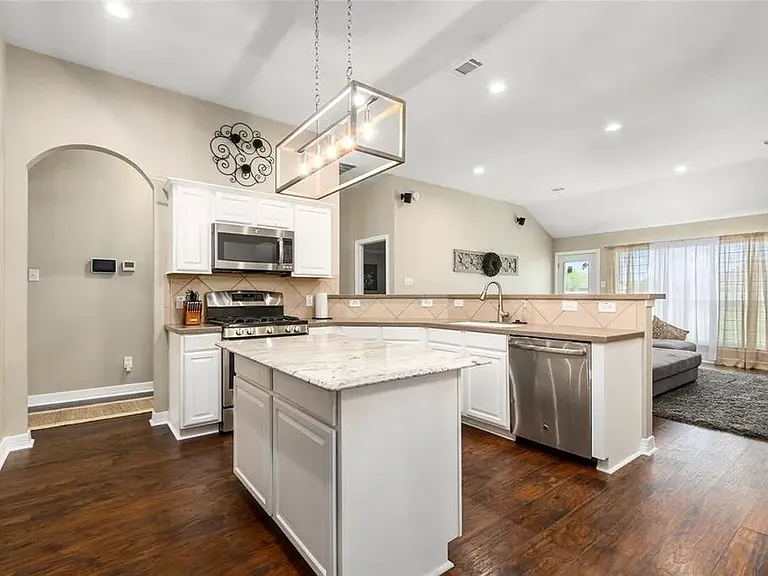 1910 Caroline Ave — Photo 8