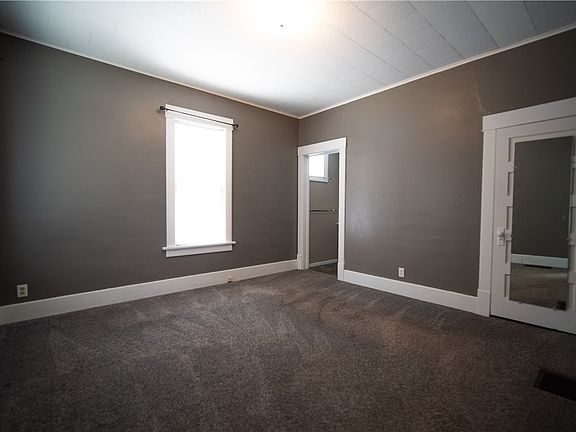 4th image of 109 E 9th St