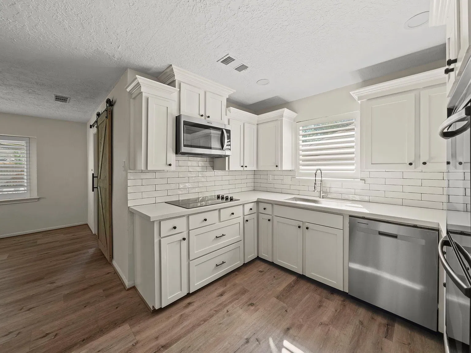4 bed, 2.5 bath, 2528 sqft, $2,500 — Photo 3