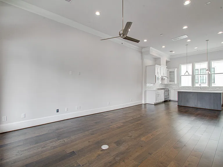 9532 London Bridge Sta — Photo 23
