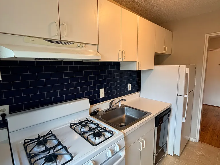 572 Whitney Ave #3E — Photo 3