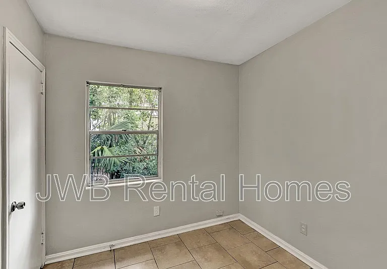915 Wayne St — Photo 11