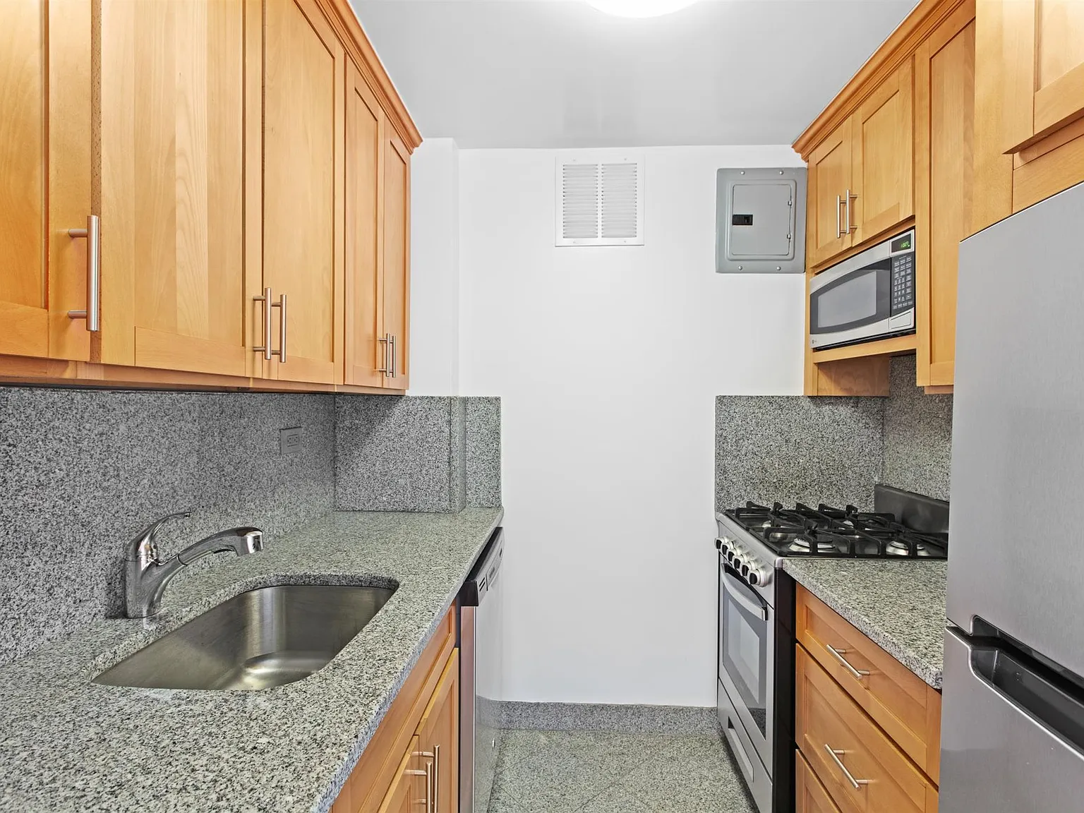 210 East 15th Street — Photo 3