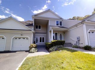 8 Lindbergh Cir #8, Huntington, NY 11743