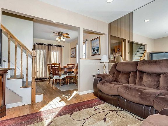 3rd image of 585 Heathcliff Dr