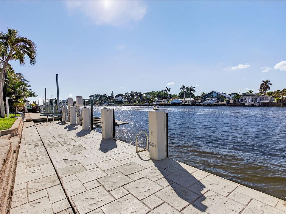 1st image of 513 S Riverside Drive