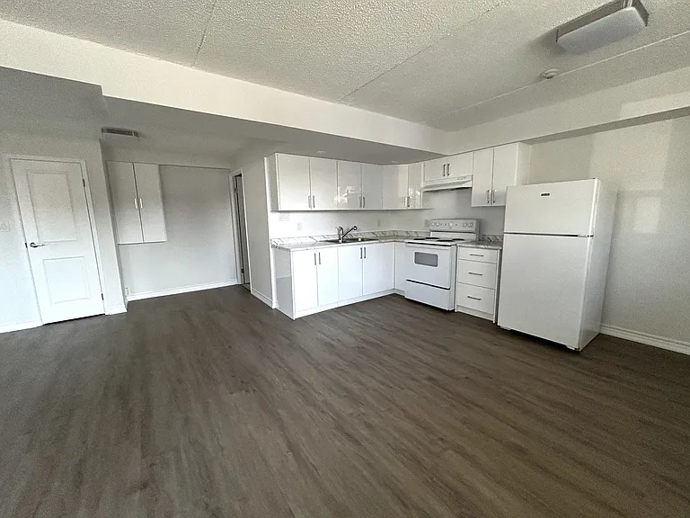 17 Coldwater Rd W — Photo 8