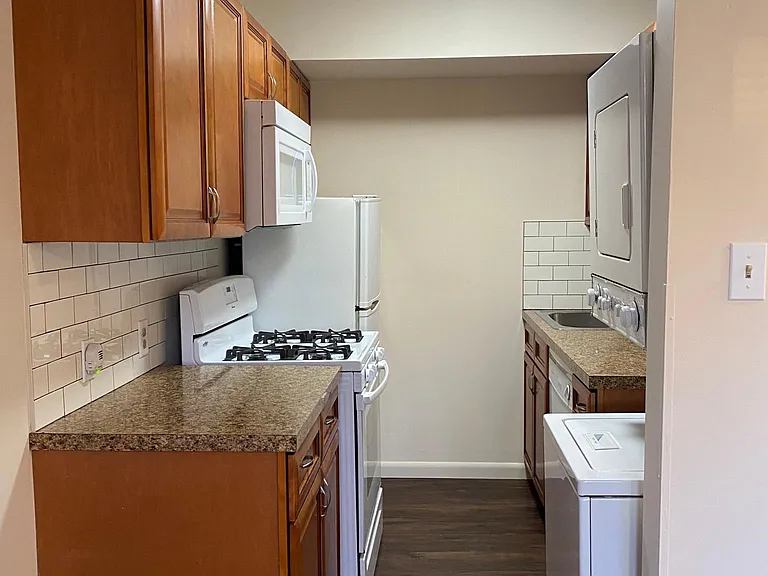 526 Green Ln — Photo 2