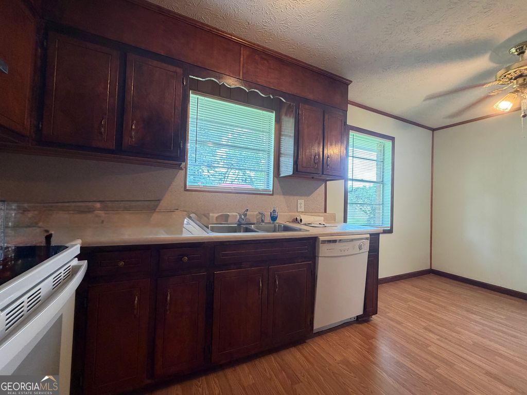 5 Lakeside Dr, Hazlehurst, GA - More