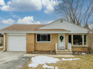 7465 N Navajo Rd, Fox Pt, WI 53217