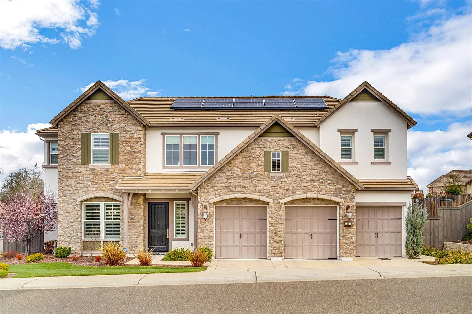 5601 Lakepointe Dr photo 1