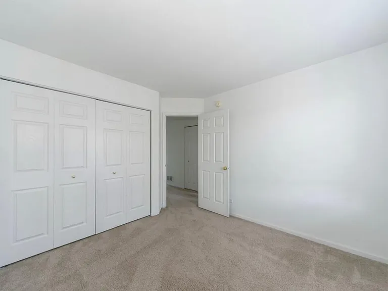 2204 W Concord Ln — Photo 2