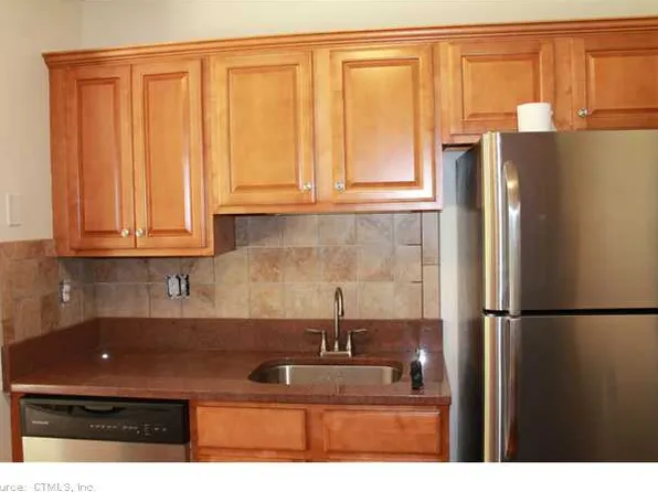 61 Woodland Dr, Cromwell, CT 06416