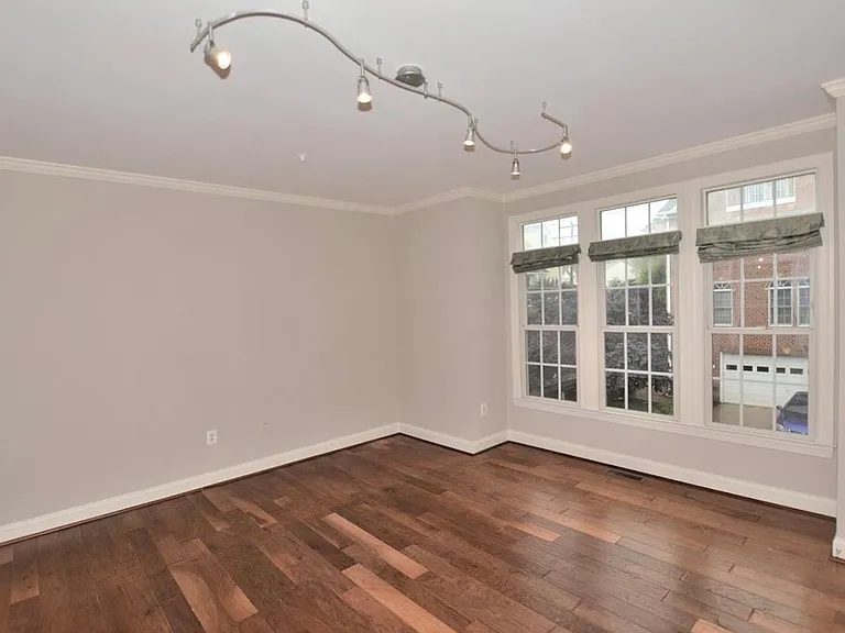 103 Washington Square Ct — Photo 9