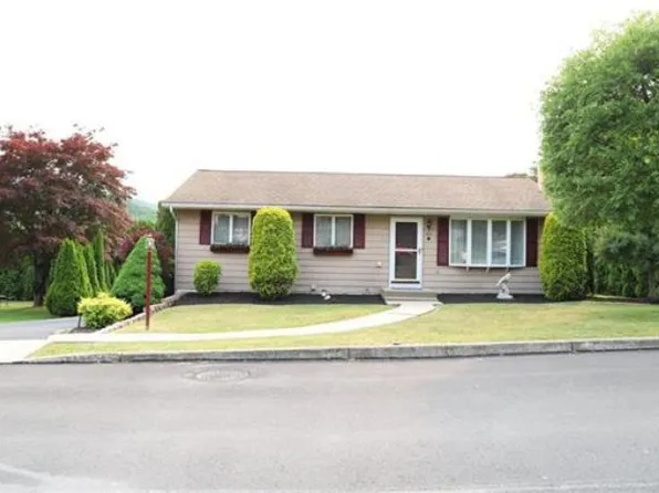 912 Lincoln Ave, Walnutport, PA 18088