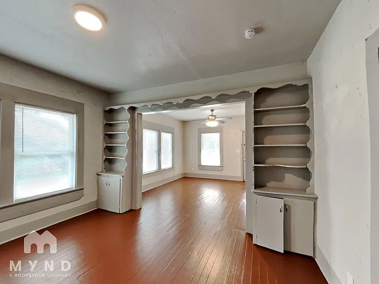 114 S Lamar St — Photo 10