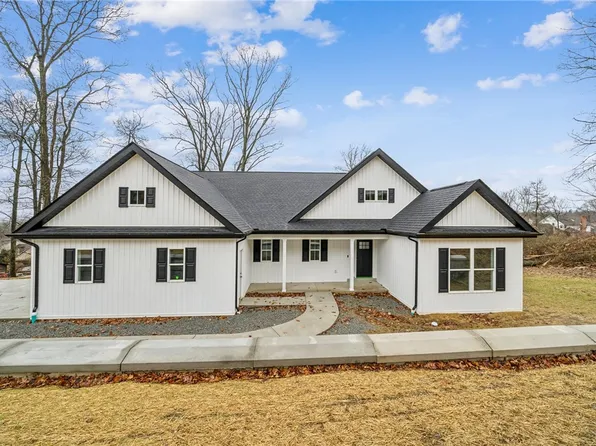 473 Sawmill Rd, Unity Township, PA 15601