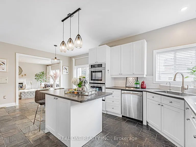 51 Hanson Cres — Photo 13