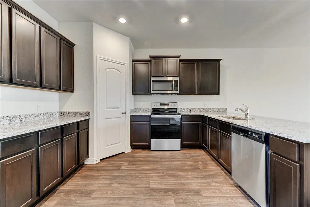 5 bed, 2.5 bath, 2542 sqft, $2,250 — Photo 2
