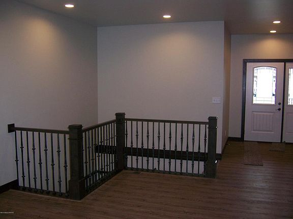 4th image of 925 Lake Forest Cir