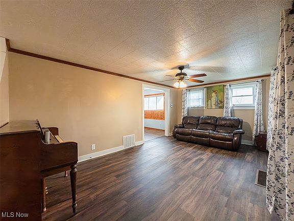 4th image of 1387 Hillcrest St