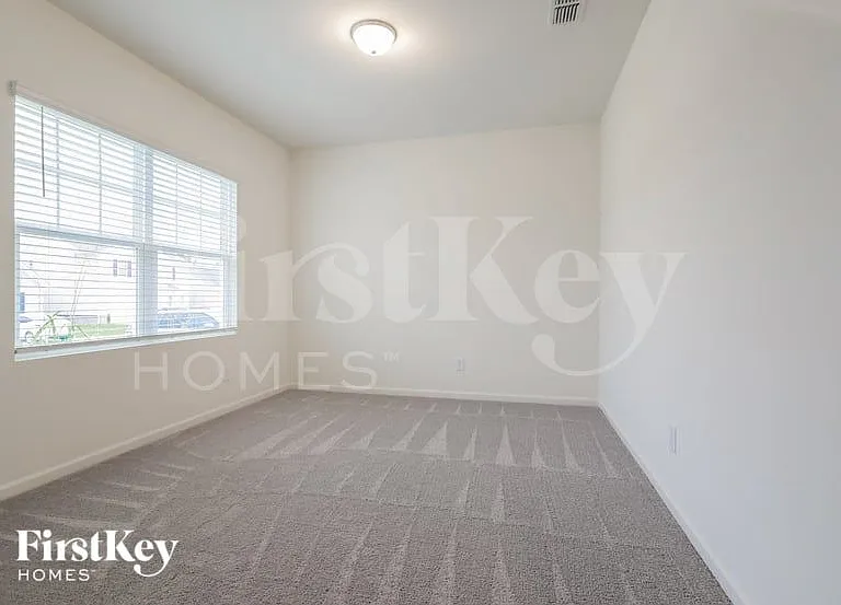 135 Knightsbridge Ln — Photo 2