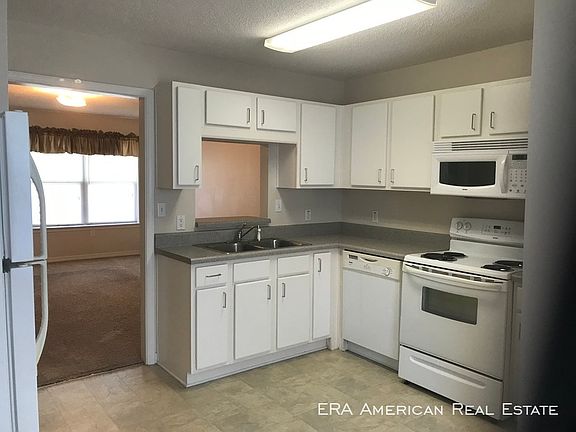 4th image of 28 Garden Ln APT 14