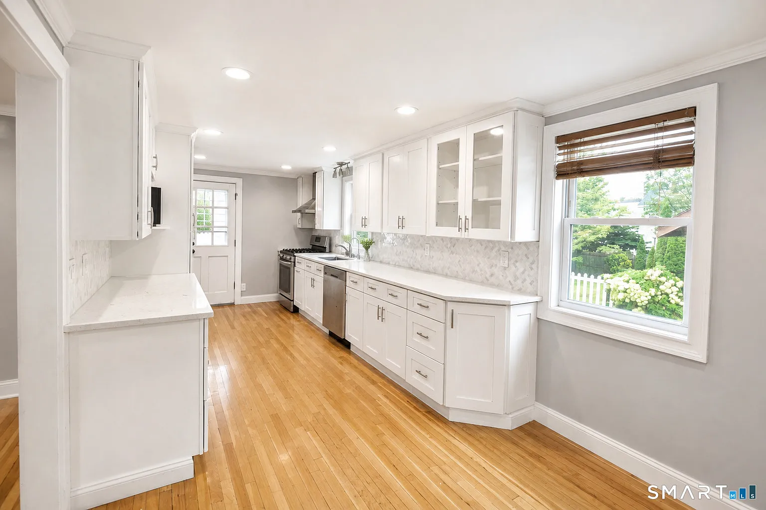 3 bed, 2.0 bath, 1152 sqft, $3,450 — Photo 4