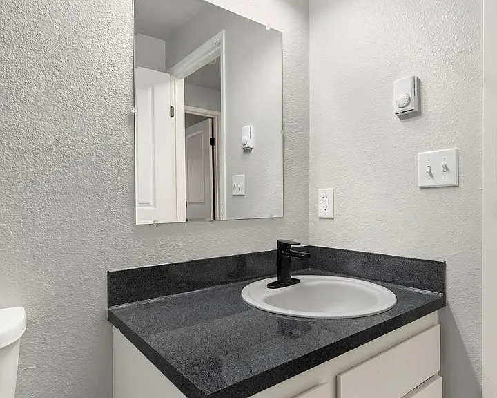 2550 N Vassault St — Photo 35