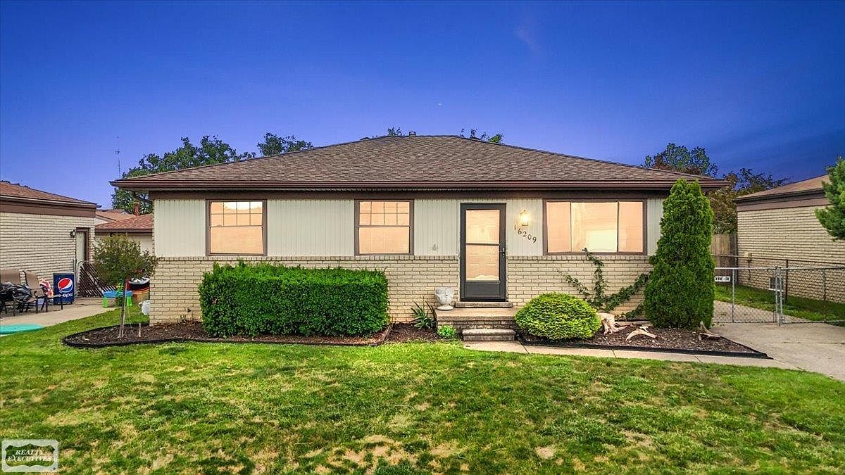 16209 Secretariat Ave, Roseville, MI 48066