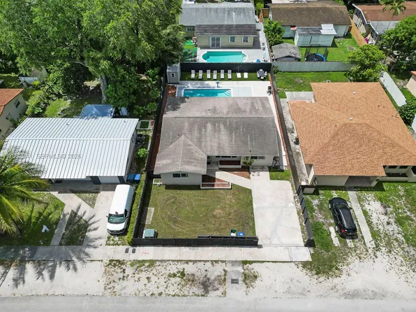 560 NE 161st St, Miami, FL 33162