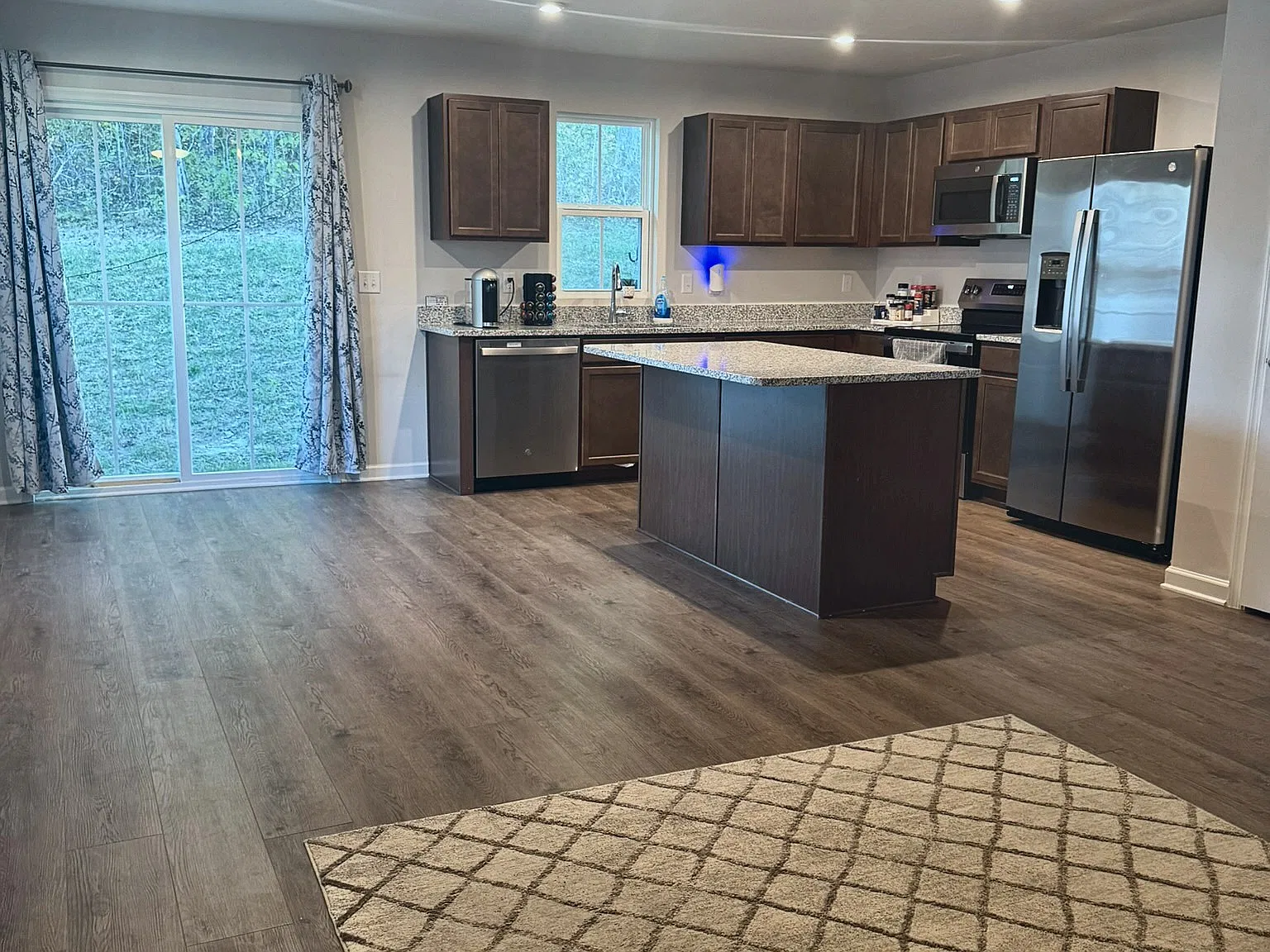3 bed, 2.5 bath, 1428 sqft, $1,950 — Photo 2