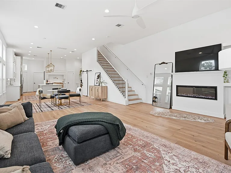 510 E 28th St — Photo 15