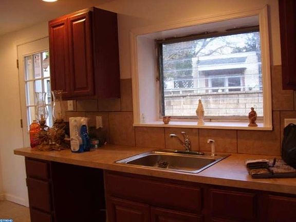 4th image of 1437 E Moyamensing Ave