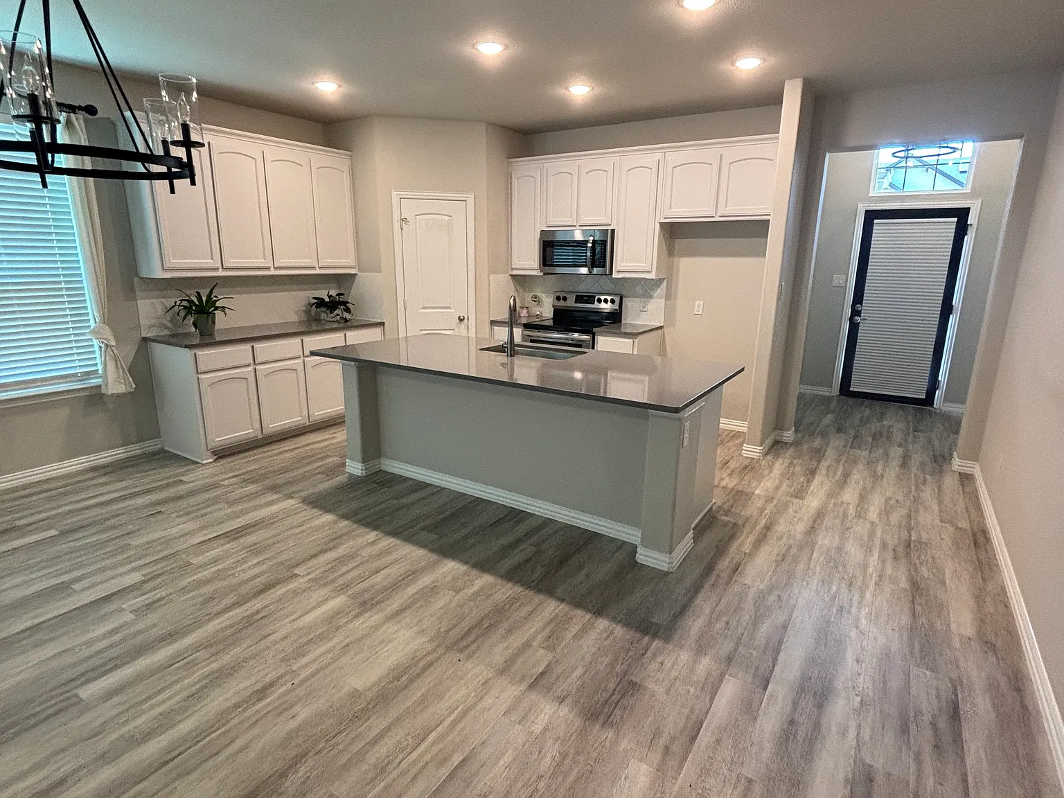 4 bed, 1954 sqft, $2,300 — Photo 3