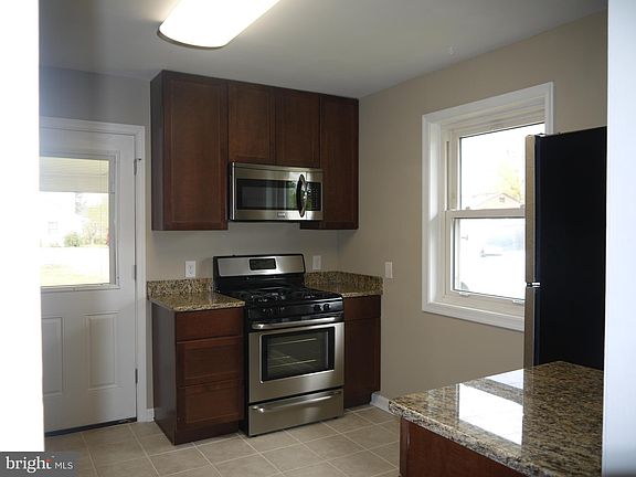 5th image of 3010 Village Ln
