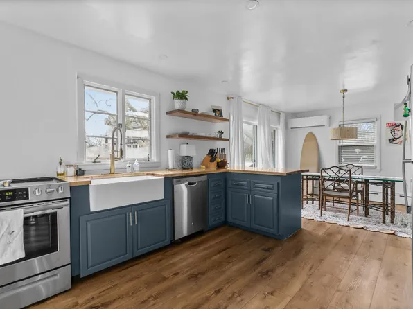 214 Coggeshall Ave, Newport, RI 02840